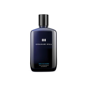 Vitalisierendes BRICKYARD 500 Superfresh Shampoo von GRAHAM HILL in einer dunkelblauen Flasche mit schwarzem Verschluss