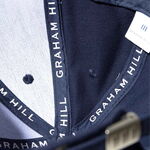 Innenansicht der dunkelblauen GRAHAM HILL Cap mit gebrandeten Nahtbändern und eingenähtem Markenetikett