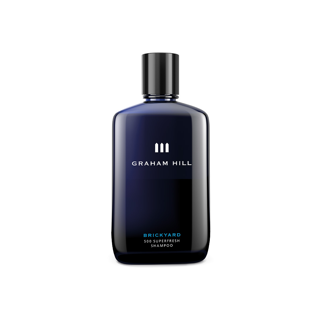 Vitalisierendes BRICKYARD 500 Superfresh Shampoo von GRAHAM HILL in einer dunkelblauen Flasche mit schwarzem Verschluss
