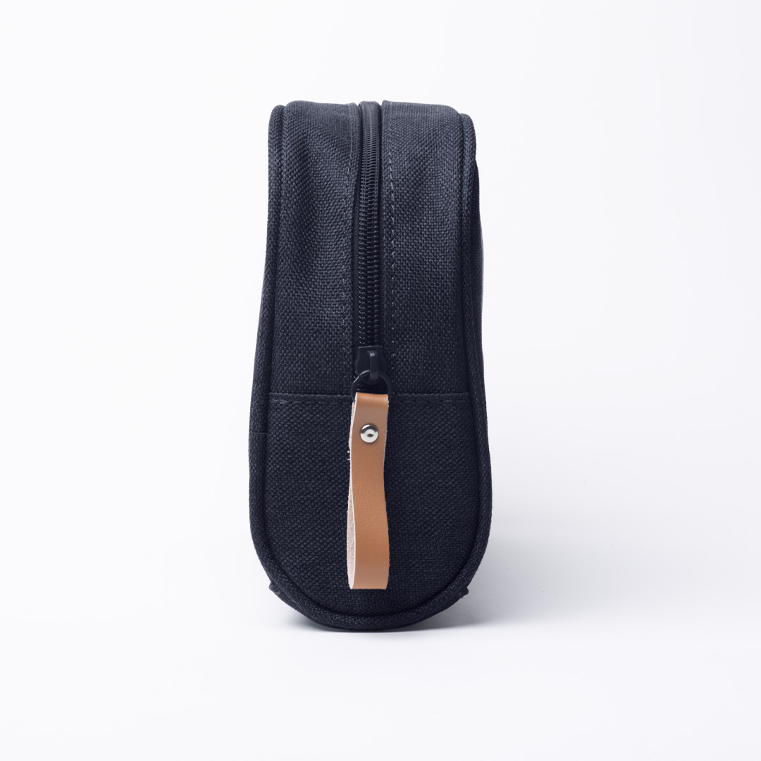 Dunkelblaue GRAHAM HILL Kosmetiktasche aus Canvas mit weißem Logo, Reißverschluss und brauner Handschlaufe