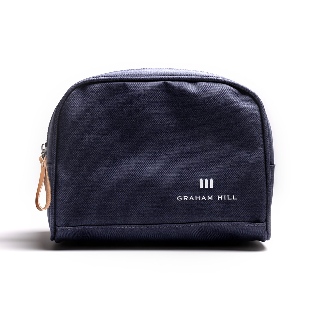 Dunkelblaue GRAHAM HILL Kosmetiktasche aus Canvas mit weißem Logo, Reißverschluss und brauner Handschlaufe