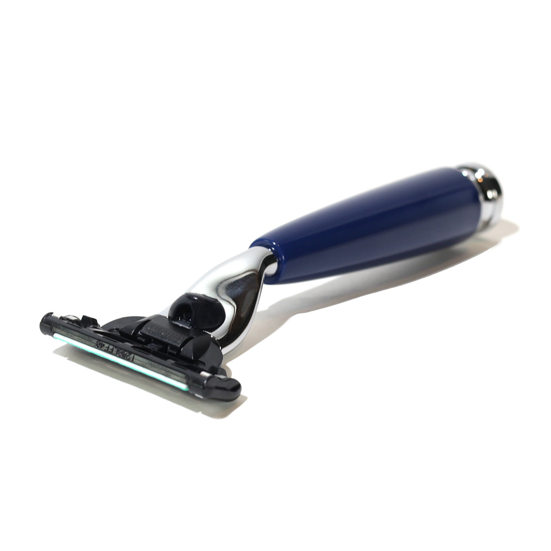 GRAHAM HILL Nassrasierer mit preußenblauem Edelharzgriff und Gillette Mach3 Klingensystem