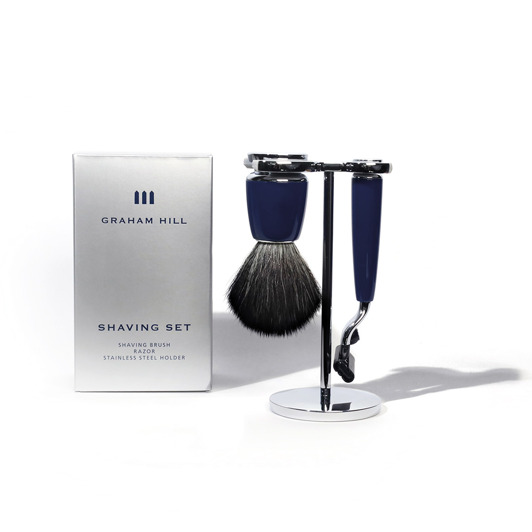 Dreiteiliges GRAHAM HILL RAZOR & SHAVING BRUSH SET mit Rasierpinsel, Gillette Mach3 Rasierer und verchromtem Edelstahlhalter in Preussenblau.